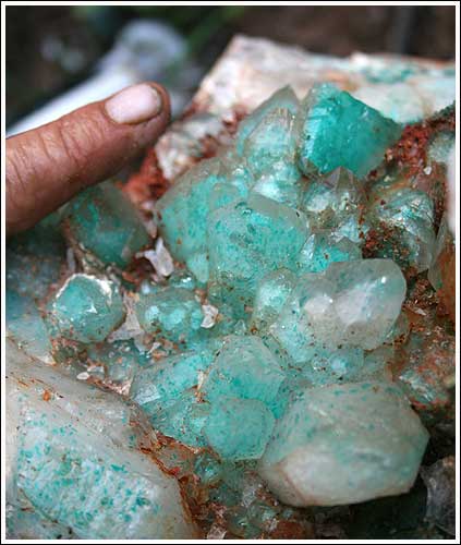 Dioptase encluded quarts